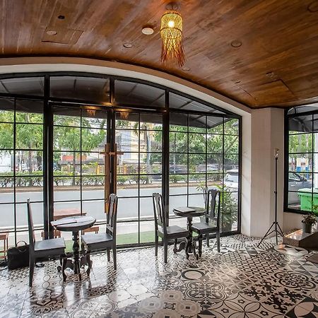 Oyo 821 Connector Hostel Makati City Dış mekan fotoğraf
